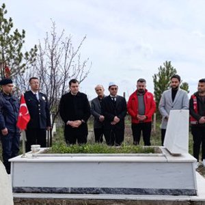 Şehitlerimizin yıl dönümlerinde kabir ziyaretleri gerçekleştirilmiştir. - fotoğraf 4