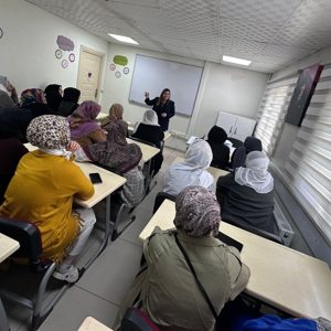 19 Mayıs Aile Destek Merkezi kursiyerlerine “İletişimin Temel Unsurları ve Çocuk Yetiştirmede Güncel Konular” eğitimi  - fotoğraf 1