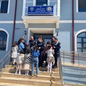 Çocuk Evleri Koordinasyon Merkezi Müdürlüğüne bağlı çocuk evlerimizde hizmet alan çocuklarımız, Polis Teşkilatının kuruluş yıl dönümü kapsamında 📍 Fakıuşağı Şehit Mehmet Çatal Polis Merkezi Amirliğini ziyaret etti. - fotoğraf 1