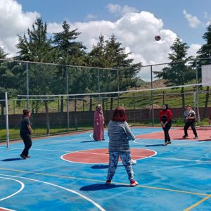 Engelsiz Yaşam Bakım ve Rehabilitasyon Merkezimizin voleybol sahasında çekişmeli bir voleybol mücadelesi  - fotoğraf 1