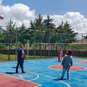Engelsiz Yaşam Bakım ve Rehabilitasyon Merkezimizin voleybol sahasında çekişmeli bir voleybol mücadelesi  - fotoğraf 2