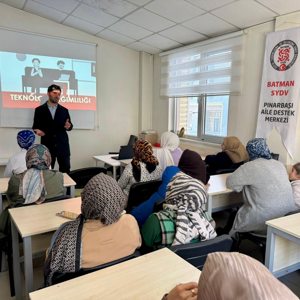 Pınarbaşı Aile Destek Merkezi kursiyerlerine “Teknoloji Bağımlılığı” eğitimi  - fotoğraf 1