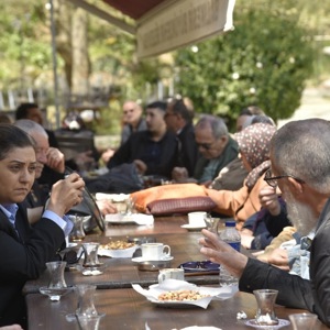 İl Müdürümüz Emine BÖÇKÜN, Dursunbey’de Şehit Yakınları ve Gazilerimizle Barana Şenliği’ne Katıldı - fotoğraf 2