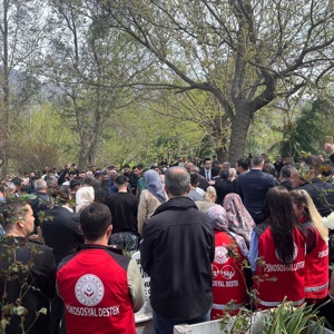 Kahramanmaraş’ta bir ortaokulda yaşanan elim hadisede hayatını kaybeden öğrencimizi Düziçi ilçemizde dualarla ebediyete uğurlayıp ailemize sabırlar temenni ettik. - fotoğraf 4