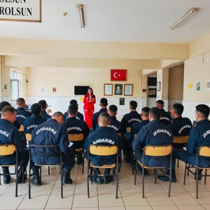 Şiddet Önleme ve İzleme Merkezi (ŞÖNİM) Eğitim Birimi tarafından Cezaevi Üst Tabur Komutanlığı personeline yönelik; kadına yönelik şiddetle mücadele, Alo 183 Sosyal Destek Hattı, KADES, elektronik kelepçe uygulaması ile erken yaşta ve zorla evliliklerle mücadele konularını kapsayan bir eğitim semineri gerçekleştirilmiştir. - fotoğraf 1
