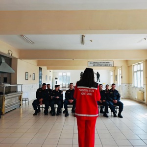Şiddet Önleme ve İzleme Merkezi (ŞÖNİM) Eğitim Birimi tarafından Cezaevi Üst Tabur Komutanlığı personeline yönelik; kadına yönelik şiddetle mücadele, Alo 183 Sosyal Destek Hattı, KADES, elektronik kelepçe uygulaması ile erken yaşta ve zorla evliliklerle mücadele konularını kapsayan bir eğitim semineri gerçekleştirilmiştir. - fotoğraf 2