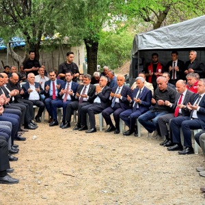 Sayın Valimiz Mehmet Fatih Serdengeçti, Kahramanmaraş Valisi Mükerrem Ünlüer, önceki dönem Tarım ve Orman Bakanı ve Kahramanmaraş Milletvekili Vahit Kirişci, İl Müdürümüz Sayın Tolga Nacar, siyasi parti temsilcileri ,belediye başkanları ve sivil toplum kuruluşu üyeleri Kahramanmaraş’ta yaşanan elim hadisede hayatını kaybeden yavrumuz,hemşehrimiz Adnan Göktürk Yeşil’in Düziçi’nde  düzenlenen taziye ziyaretine katıldılar. - fotoğraf 1