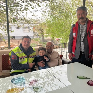 Düziçi Sosyal Hizmet Merkezi Şehit Yakınları ve Gaziler Birimi personelleri ile İlçe Jandarma Komutanlığı personelleri tarafından, Şehidimiz İstihkâm Çavuş Cihat Mart’ın şehadet yıl dönümü münasebetiyle ailesine ziyaret gerçekleştirilmiştir. - fotoğraf 2
