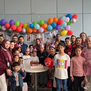 Osmaniye Osmaniye Korkut Ata Üniversitesi Sosyal ve Beşerî Bilimler Fakültesi, Uygulamalı Bilimler Fakültesi ve Kadirli Sosyal Hizmet Merkezi iş birliği kapsamında, 20 Nisan Pazartesi günü üniversite yerleşkesinde ebeveyn kaybı yaşayan çocuklara yönelik etkinlik programı düzenlenmiştir. - fotoğraf 1