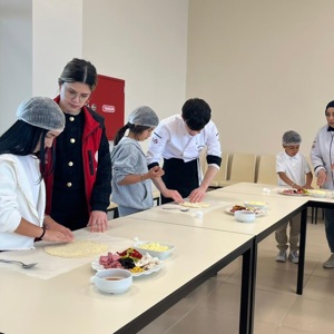 Osmaniye Osmaniye Korkut Ata Üniversitesi Sosyal ve Beşerî Bilimler Fakültesi, Uygulamalı Bilimler Fakültesi ve Kadirli Sosyal Hizmet Merkezi iş birliği kapsamında, 20 Nisan Pazartesi günü üniversite yerleşkesinde ebeveyn kaybı yaşayan çocuklara yönelik etkinlik programı düzenlenmiştir. - fotoğraf 3