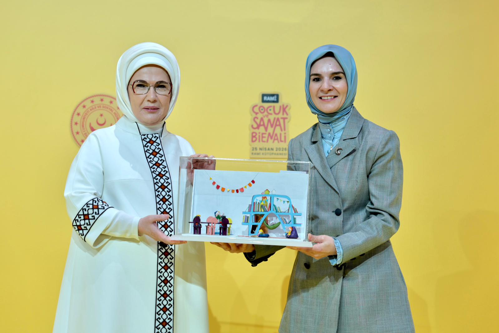 Emine Erdoğan Hanımefendi ve Bakanımız Göktaş, Rami Çocuk ve Sanat Bienali'nin açılışına katıldı