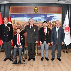 Gazi Hasan Çelik ve Gazi Kadir Yavuz’a Gazi Rozetleri Takdim Edildi - fotoğraf 1
