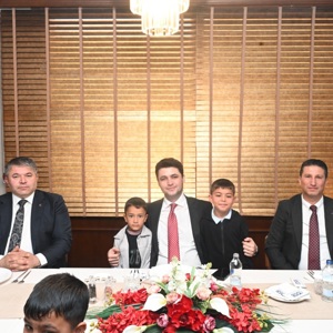 Sayın Vali Yardımcımız Sıtkı Özmen ,İl Müdürümüz Sayın Tolga Nacar,Osmaniye Organize Sanayi Bölge Müdürü Sayın Musa Gönül ,Kızılay Kadın Kolları Başkanı Şule Nacar hanımefendi 23 Nisan Ulusal Egemenlik ve Çocuk Bayramı kutlamamızda yarınımızın teminatı çocuklarımızla birlikte Organize Sanayi Bölge Müdürülüğünde yapılan Tiyatro etkinliğine katılım sağladılar . - fotoğraf 3