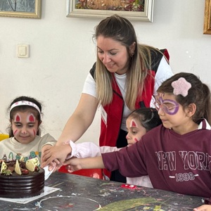 Düziçi Sosyal Hizmet Merkezi Şehit Yakınları ve Gaziler Birimi personelleri, Düziçi Gençlik Merkezi ev sahipliğinde şehit ve gazi çocukları ile ailelerinin katılımıyla ok atma ve yüz boyama etkinliği  gerçekleştirmiştir. - fotoğraf 5