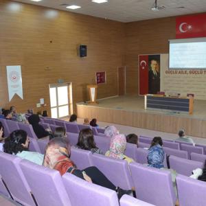 Klinik Psikolog Satı Karaşahin İl Müdürlüğümüzde Oyun Terapisi Temelli Neler Yapılabilir? konusu hakkında Bilgilendirici Eğitim Verdi - fotoğraf 2