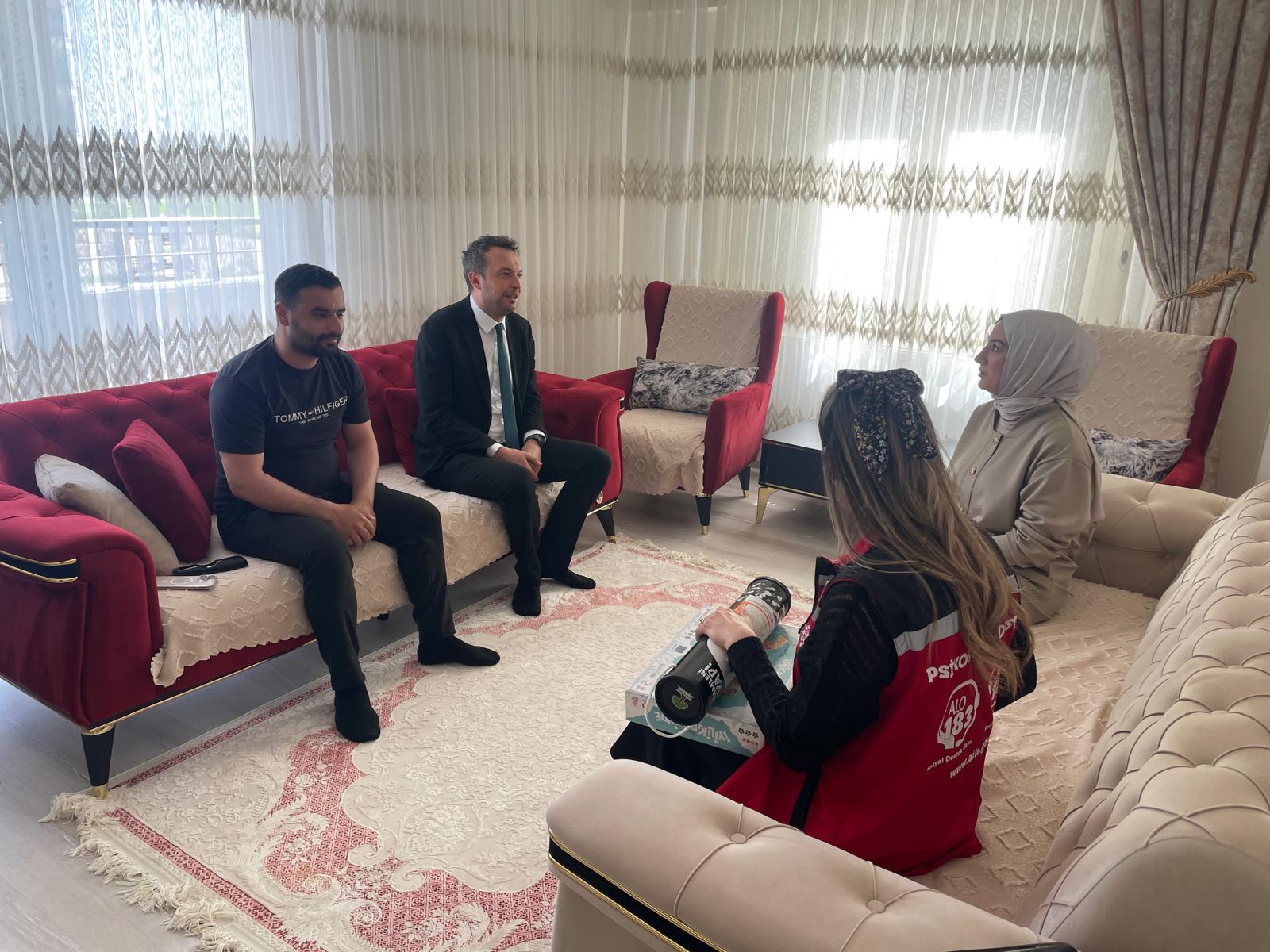 İl Müdürümüz Sn. Çetin Tutaş ,Yakın zamanda bebekleri dünyaya gelen ailemizi ziyaret etti.
