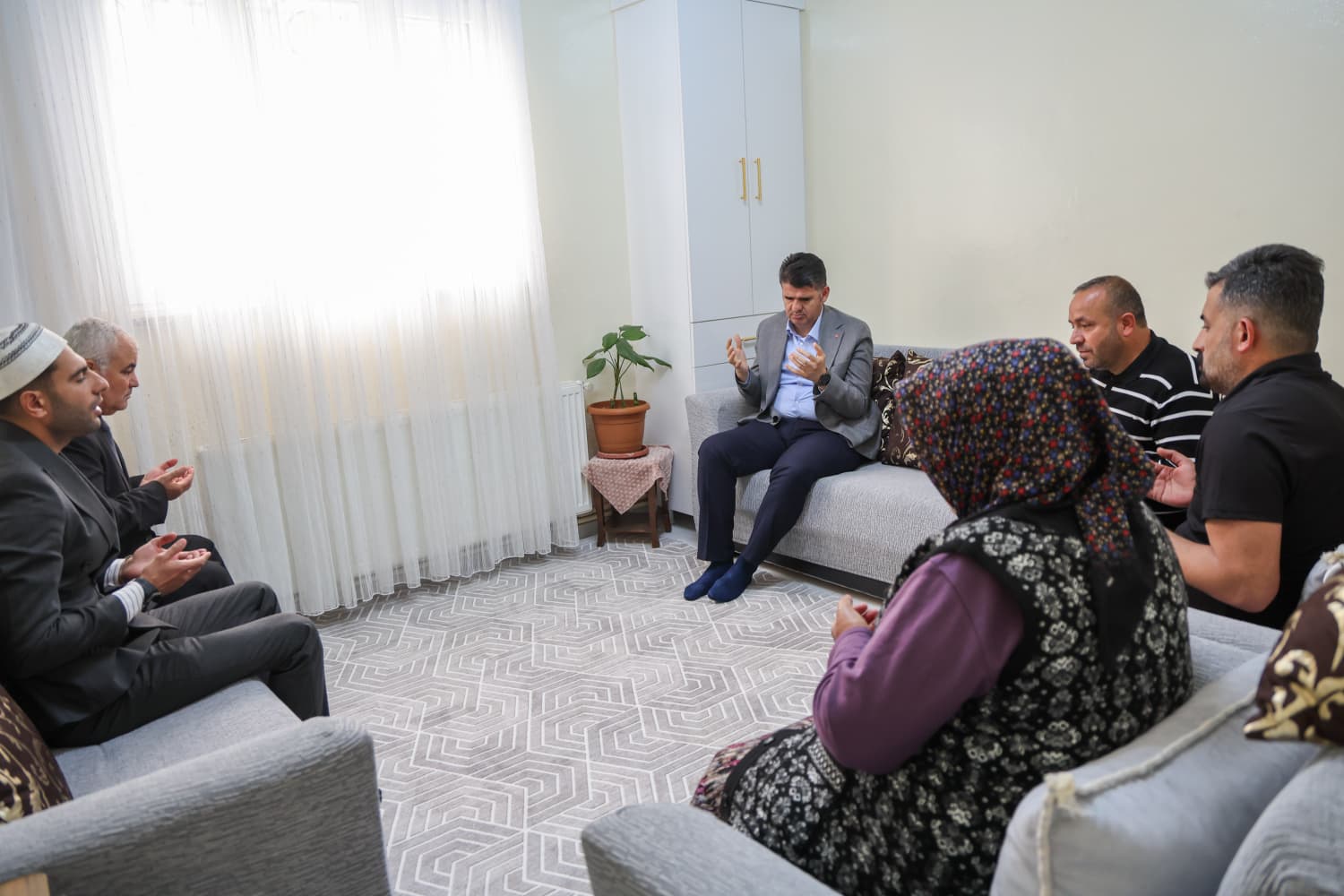 Valimiz Sn. Ömer Kalaylı ve Şube Müdürümüz  Ahmet Kılınç'tan Şehit Ailesine Ziyaret