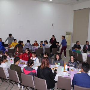 Valimiz Sayın Köksal Şakalar Ve Eşi Müslime Şakalar Hanımefendi, Çocuk Evleri Sitesindeki Çocuklarımızla Akşam Yemeğinde Bir Araya Geldi - fotoğraf 4