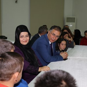 Valimiz Sayın Köksal Şakalar Ve Eşi Müslime Şakalar Hanımefendi, Çocuk Evleri Sitesindeki Çocuklarımızla Akşam Yemeğinde Bir Araya Geldi - fotoğraf 6