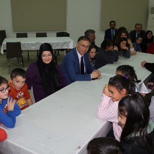 Valimiz Sayın Köksal Şakalar Ve Eşi Müslime Şakalar Hanımefendi, Çocuk Evleri Sitesindeki Çocuklarımızla Akşam Yemeğinde Bir Araya Geldi - fotoğraf 7