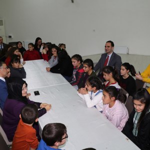 Valimiz Sayın Köksal Şakalar Ve Eşi Müslime Şakalar Hanımefendi, Çocuk Evleri Sitesindeki Çocuklarımızla Akşam Yemeğinde Bir Araya Geldi - fotoğraf 8