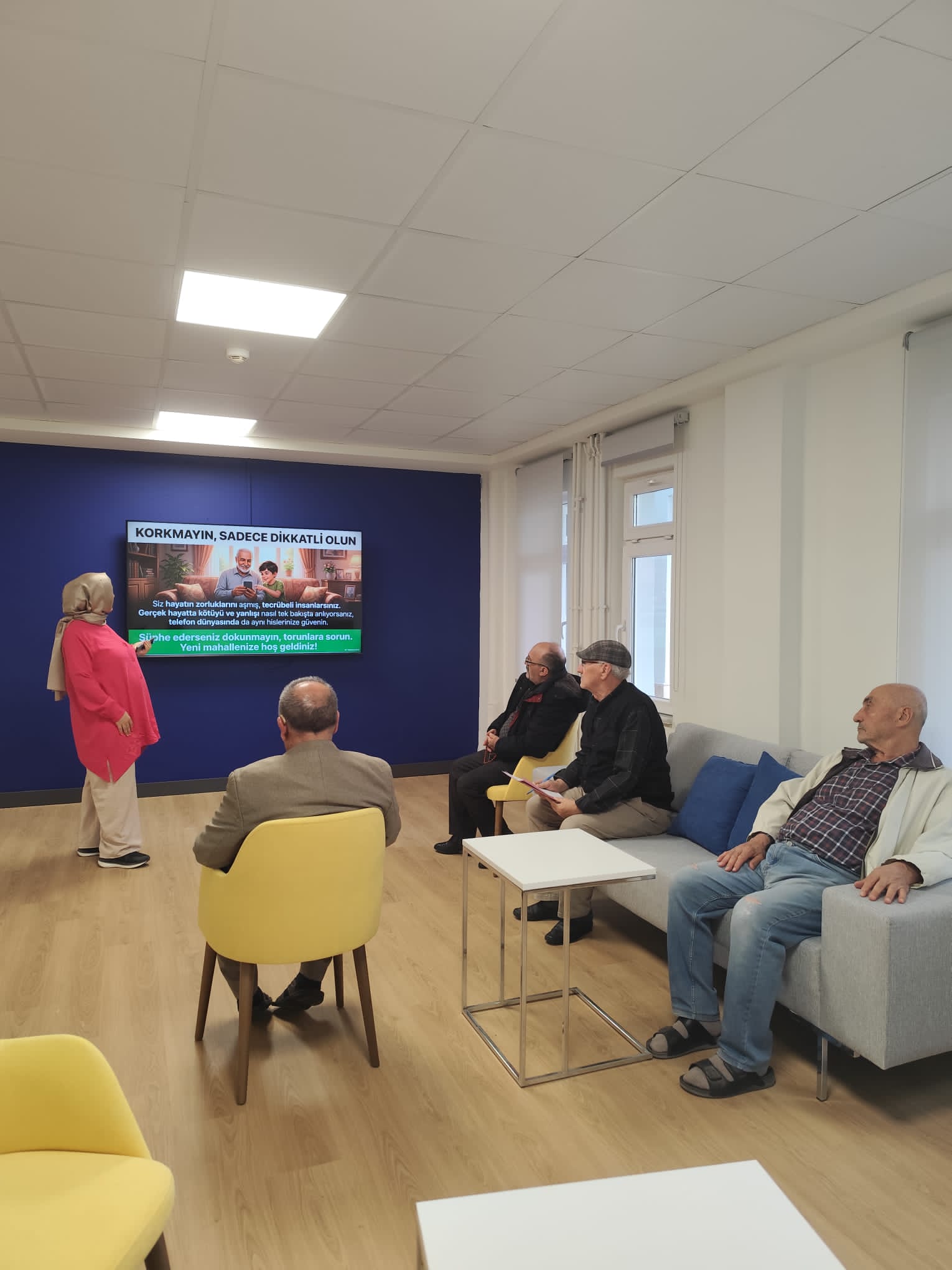 Dijital Dünyaya Uyum İçin Huzurevinde Eğitim Programı