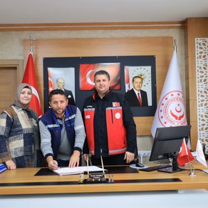  İl Müdürümüz Sayın Serdar Demirci’nin Onayıyla Koruyucu Aile Uyum Süreci Olumlu Sonuçlanan Kıymetli Yavrumuz; Koruyucu Aile Sözleşmesinin İmzalanmasının Ardından Artık Sevgiyle Büyüyeceği Sıcak Bir Yuvaya Kavuştu. - fotoğraf 1