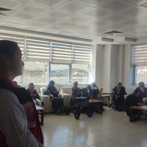 Fazlı-Macide Halaç Huzurevi Yaşlı Bakım ve Rehabilitasyon Merkezinde Yaşam Boyu Değişen Rollere Uyum ve Temel Trafik Eğitimi Verildi. - fotoğraf 1