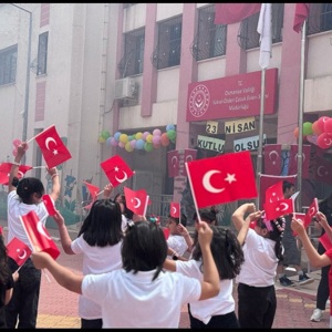 Yüksel Özden Çocuk Evleri Sitesi’nde kalan çocuklarımız, 23 Nisan Ulusal Egemenlik ve Çocuk Bayramı’nı büyük bir coşku ve sevinçle kutladı. - fotoğraf 1