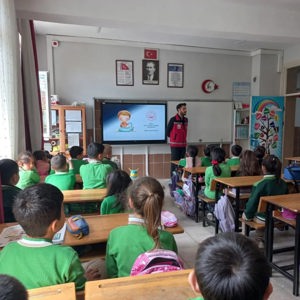 "Bilinçli Medya Kullanımı" ve "Sağlıklı Yaşam Becerileri" Konularında Eğitim Düzenlendi - fotoğraf 2