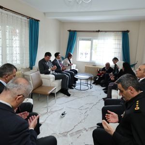 Şehit Polis Memuru Fakı Eryörük’ün Kıymetli Ailesini Valimiz Dr. Naci Aktaş ile eşi Nagihan Aktaş Hanımefendi Ziyaret Etti - fotoğraf 1