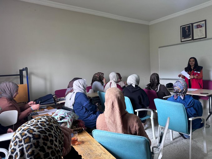 İl Müdürlüğümüze bağlı Karlıova Sosyal Hizmet Merkezi'nde görevli personel tarafından ADEM kursiyerlerine "İlk Öğretmenim Ailem" ve "Çocuklar Güvende" konulu eğitim verildi.      