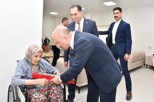 Valimiz Sayın  Dr. Osman Varol ve kıymetli eşleri Funda Varol Hanımefendi, Anneler Günü dolayısıyla Aydın Huzurevi’ni Ziyareti
