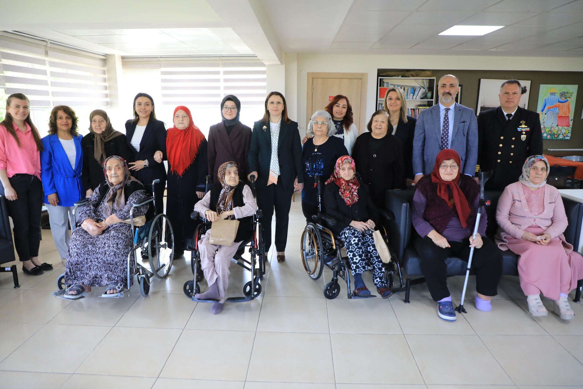 Anneler Günü vesilesiyle huzurevinde kalan yaş almış annelerimize ve Şehit Kenan Kundakçı’nın kıymetli annesi Hatice teyzemize ziyaret gerçekleştirildi.