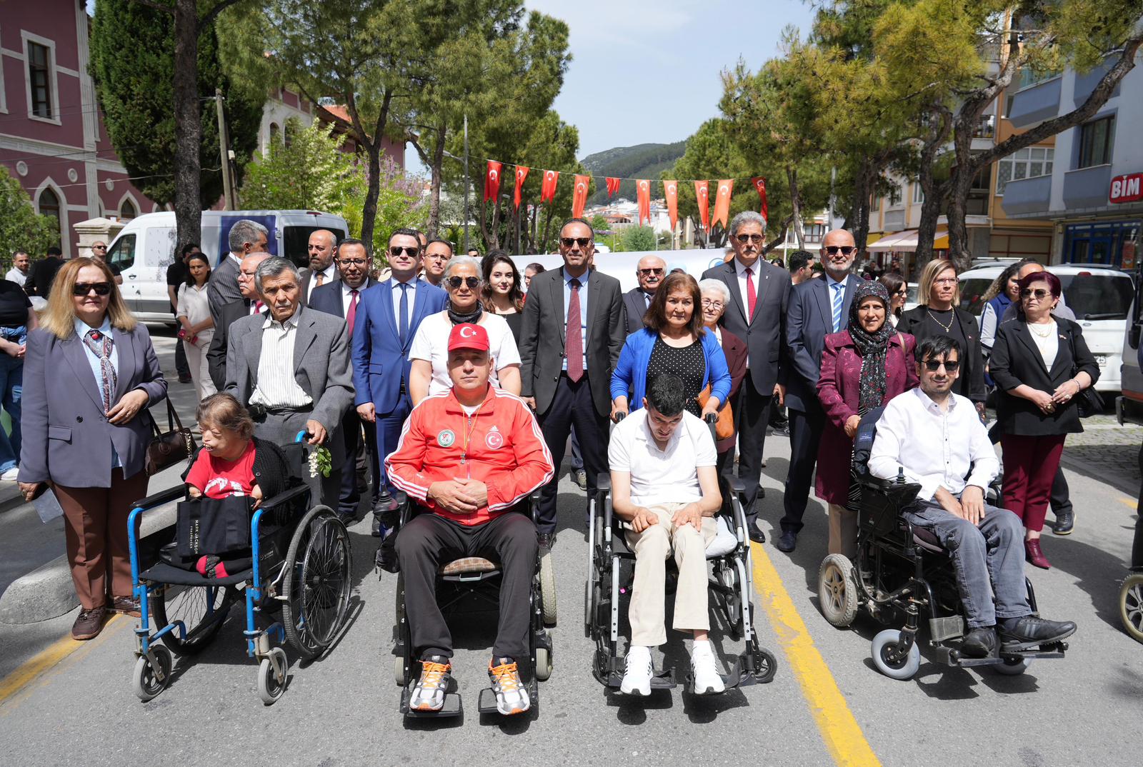 SEVGİ İLE HEP BİRLİKTE ENGELSİZ YARINLARA