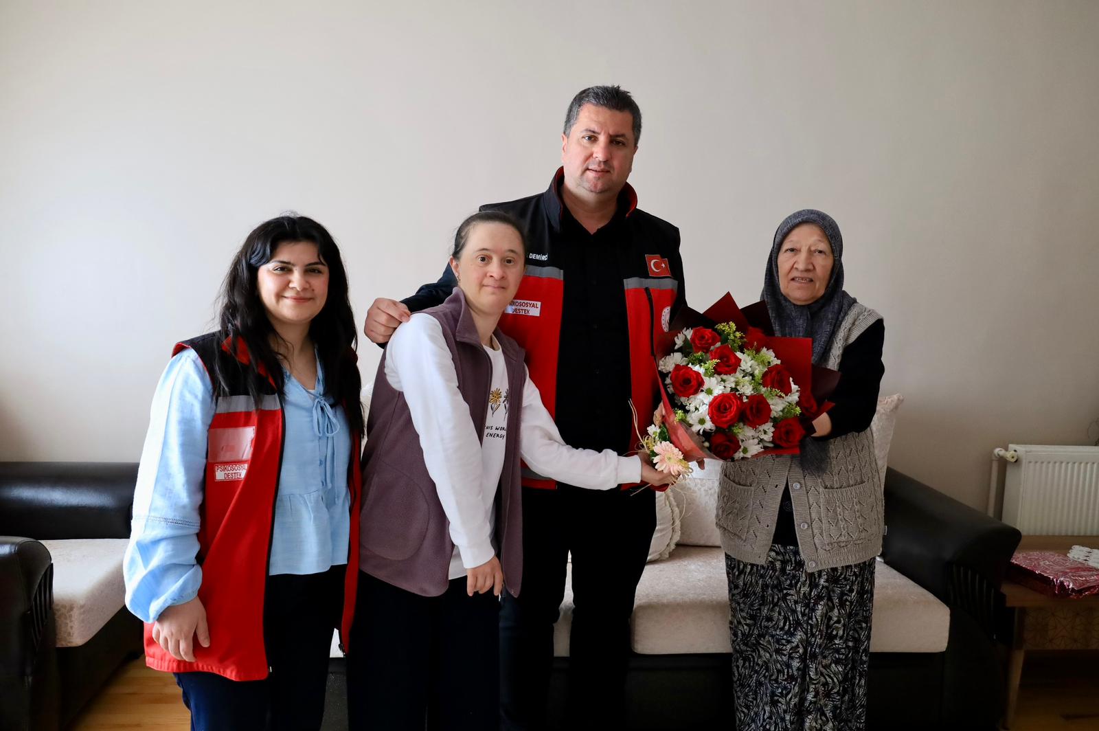 Anneler Gününde Bakanlığımız Hizmet Modellerinden Faydalanan Özel Bireyimiz Derya Şaşı Ve Onun Bakımını Büyük Bir Özveriyle Üstlenen Kıymetli Annesi Altun Şaşı, İl Müdürümüz Sayın Serdar Demirci Tarafından Hanelerinde Ziyaret Edildi.