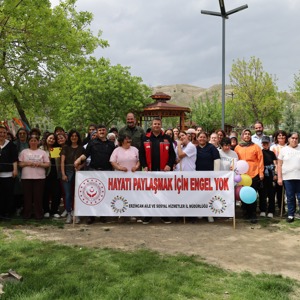 “Engelliler Haftası” Dolayısıyla İl Müdürümüz Sayın Serdar Demirci, Bugün Engelsiz Yaşam Bakım Rehabilitasyon Ve Aile Danışma Merkezimizde Kalan Engelsiz Kızlarımızla Bir Araya Geldi. - fotoğraf 1