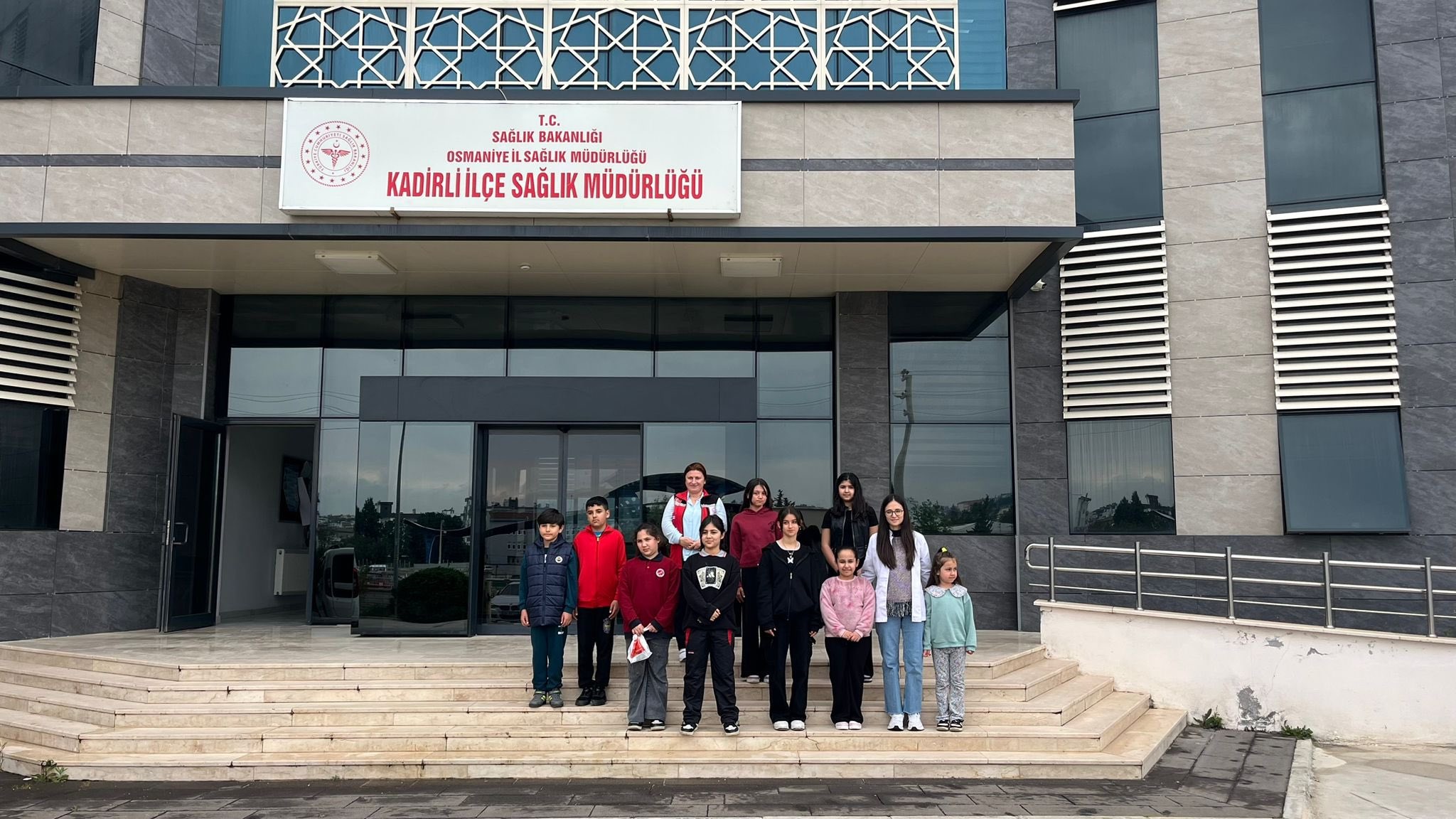 Kadirli Sosyal Hizmet Merkezi Müdürlüğü Sosyal Ekonomik Destek hizmetinden faydalanan Okul Destek Çocukları ile birlikte Kadirli İlçe Sağlık Müdürlüğüne ziyaret gerçekleştirilmiştir.