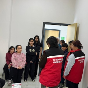 Kadirli Sosyal Hizmet Merkezi Müdürlüğü Sosyal Ekonomik Destek hizmetinden faydalanan Okul Destek Çocukları ile birlikte Kadirli İlçe Sağlık Müdürlüğüne ziyaret gerçekleştirilmiştir. - fotoğraf 1