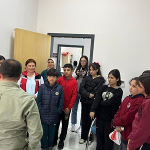 Kadirli Sosyal Hizmet Merkezi Müdürlüğü Sosyal Ekonomik Destek hizmetinden faydalanan Okul Destek Çocukları ile birlikte Kadirli İlçe Sağlık Müdürlüğüne ziyaret gerçekleştirilmiştir. - fotoğraf 3