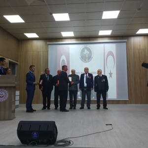 Kıbrıs Barış Harekatı'na Katılan Gaziler'e Milli Mücadele Madalya ve Berat Töreni Gerçekleştirildi - fotoğraf 2