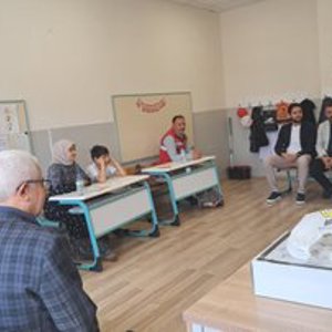 10-16 Mayıs Engelliler Haftası kapsamında özel alt sınıf öğrencilerimiz ziyaret edilerek pasta kesme etkinliği düzenlendi.  - fotoğraf 2