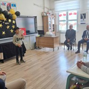 10-16 Mayıs Engelliler Haftası kapsamında özel alt sınıf öğrencilerimiz ziyaret edilerek pasta kesme etkinliği düzenlendi.  - fotoğraf 4