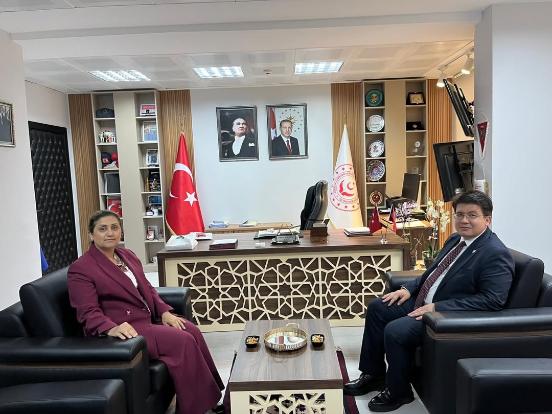 Balya Kaymakamı Sayın Murathan CEBECİ, İl Müdürümüz Sayın Emine BÖÇKÜN’ü Makamında Ziyaret Etti