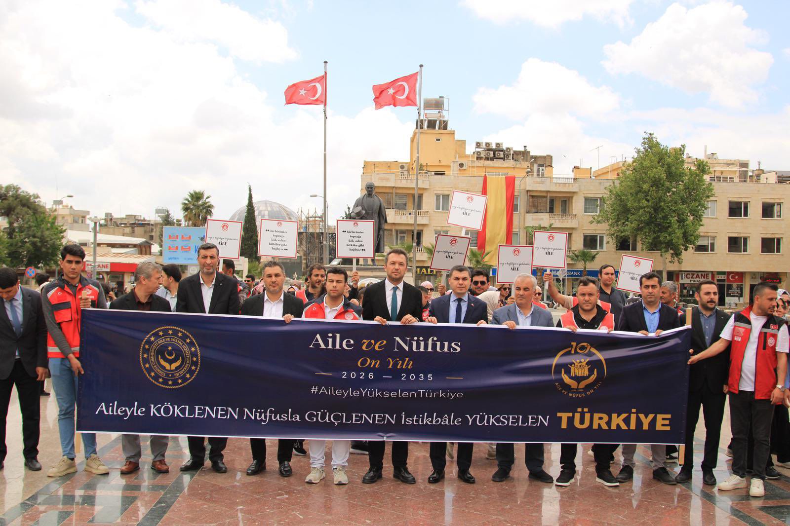 Vali Vekili Okan Dağlı'nın Katılımıyla "Aile Günü Kortej Yürüyüşü" Düzenlendi