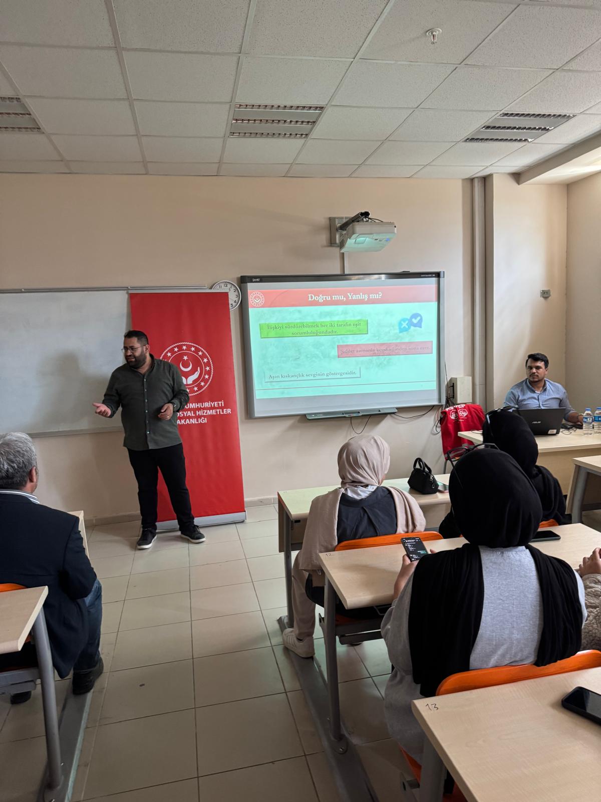 Bitlis Eren Üniversitesinde "Kadına Yönelik Şiddetsiz Yaşam Modüler Seminer Programı" 