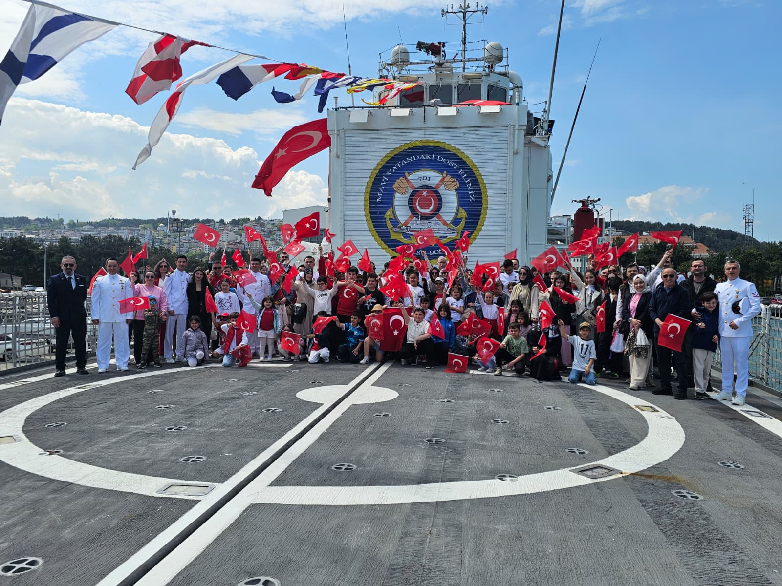  19 Mayıs Coşkusu TCSG DOST Gemisinde Şehit ve Gazi Aileleriyle Paylaşıldı