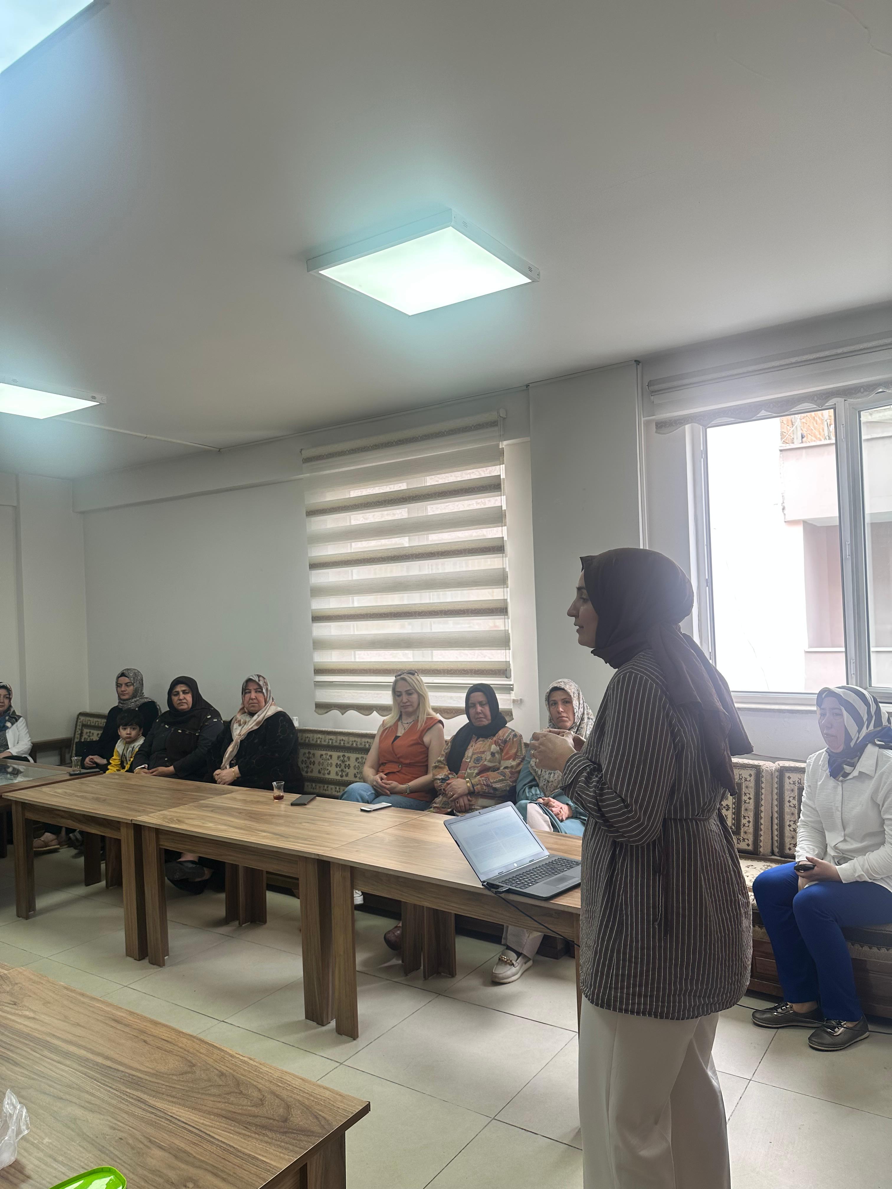Aile Destek Merkezi Kursiyerlerine Yönelik “Çocukluk ve Ergenlik Dönemi Gelişim” Eğitimi Düzenlendi
