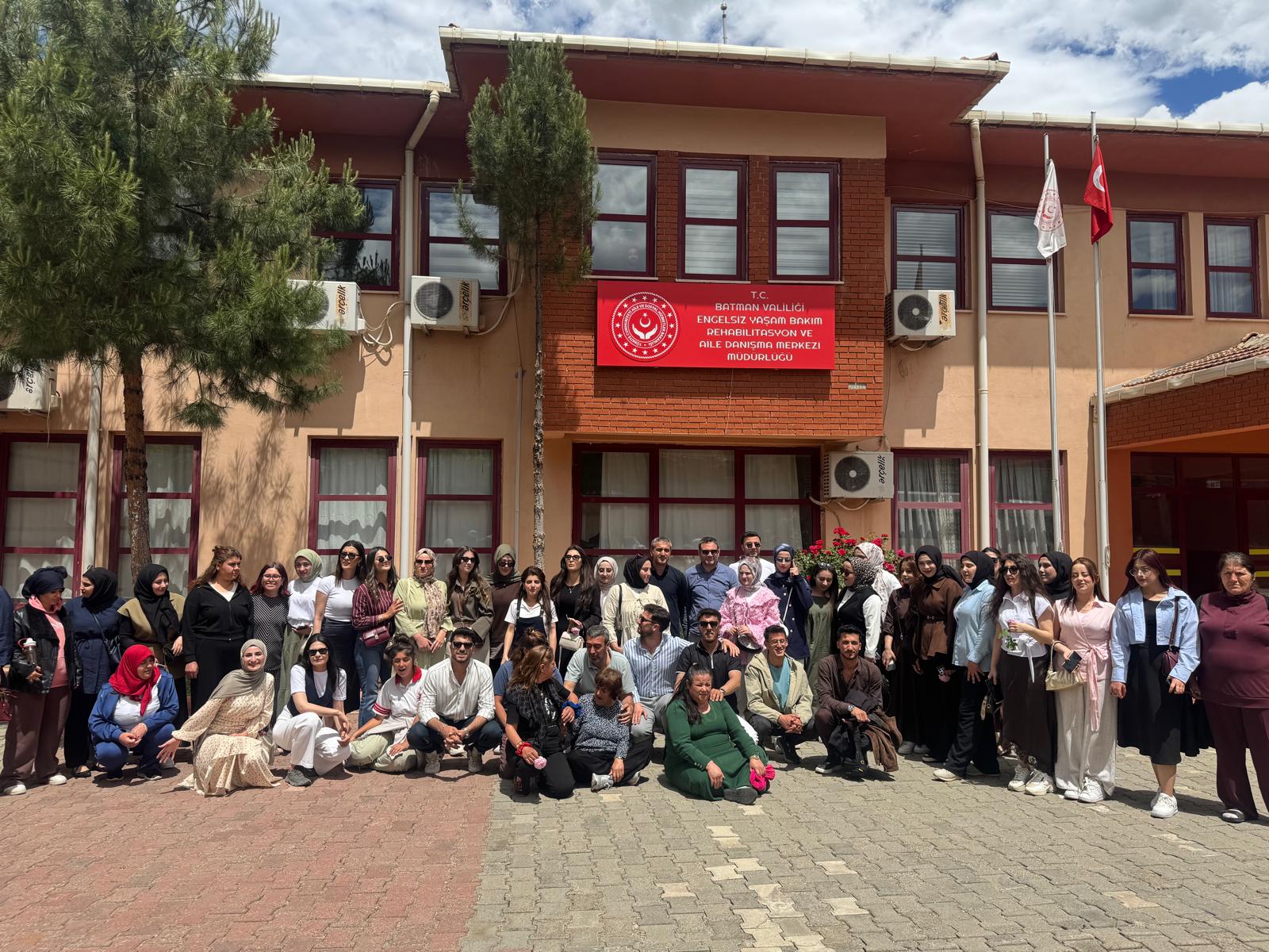 Bitlis Eren Üniversitesi Sağlık Hizmetleri MYO Engelli Bakımı Programı öğrencileri