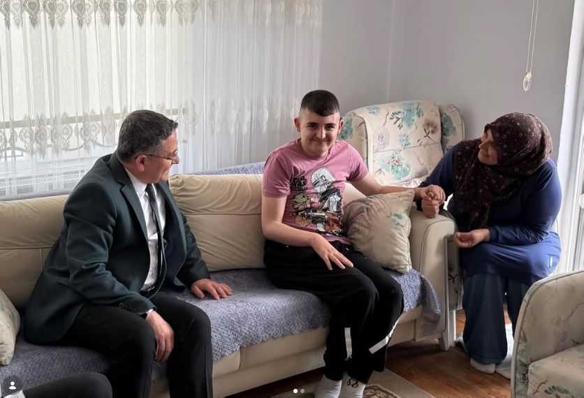 Bakanlığımız hizmet modellerinden faydalanan özel gereksinimli bireyimizi ve ailesini ziyaret ettik.